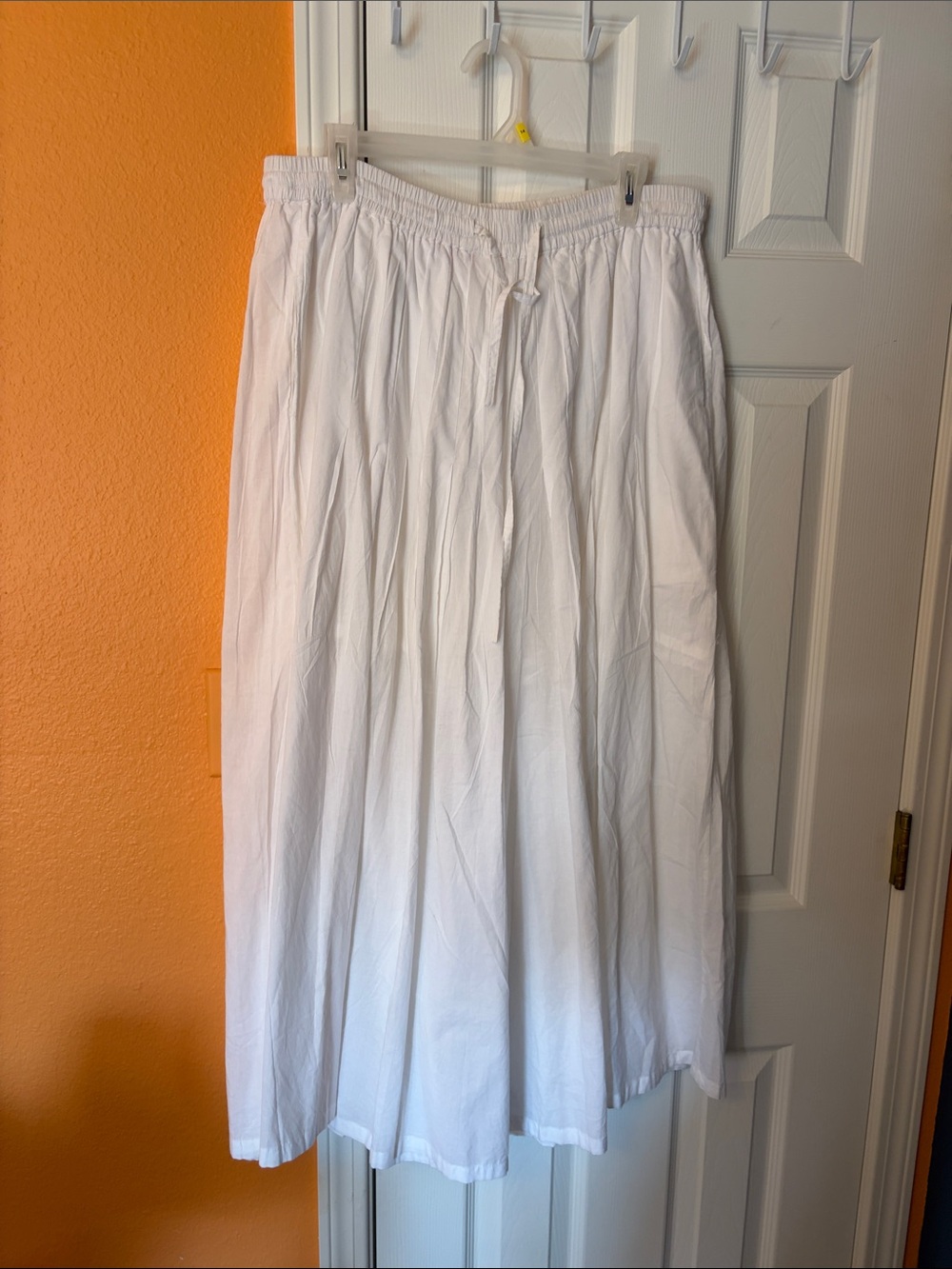 Classic White Ankle-length Elastic Waist Culottes.